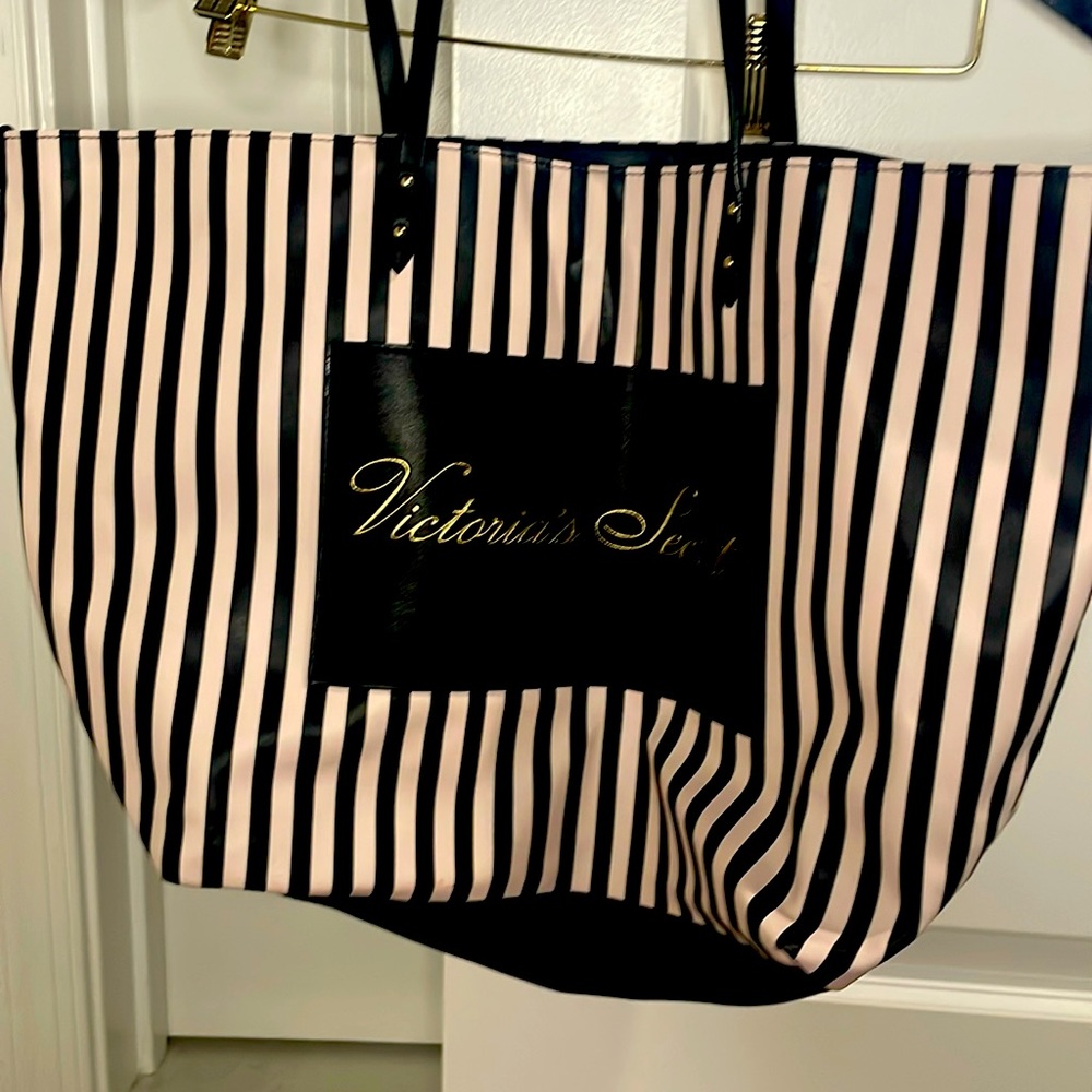 VICTORIA SECRET WEEKENDER TOTE